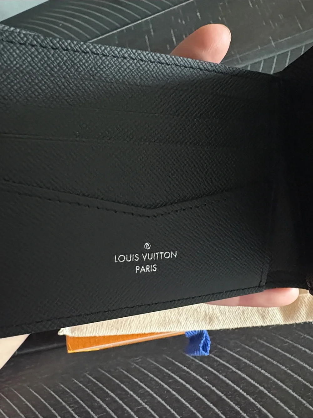 Louis Vuitton Men’s Wallet. - Picture 3 of 6